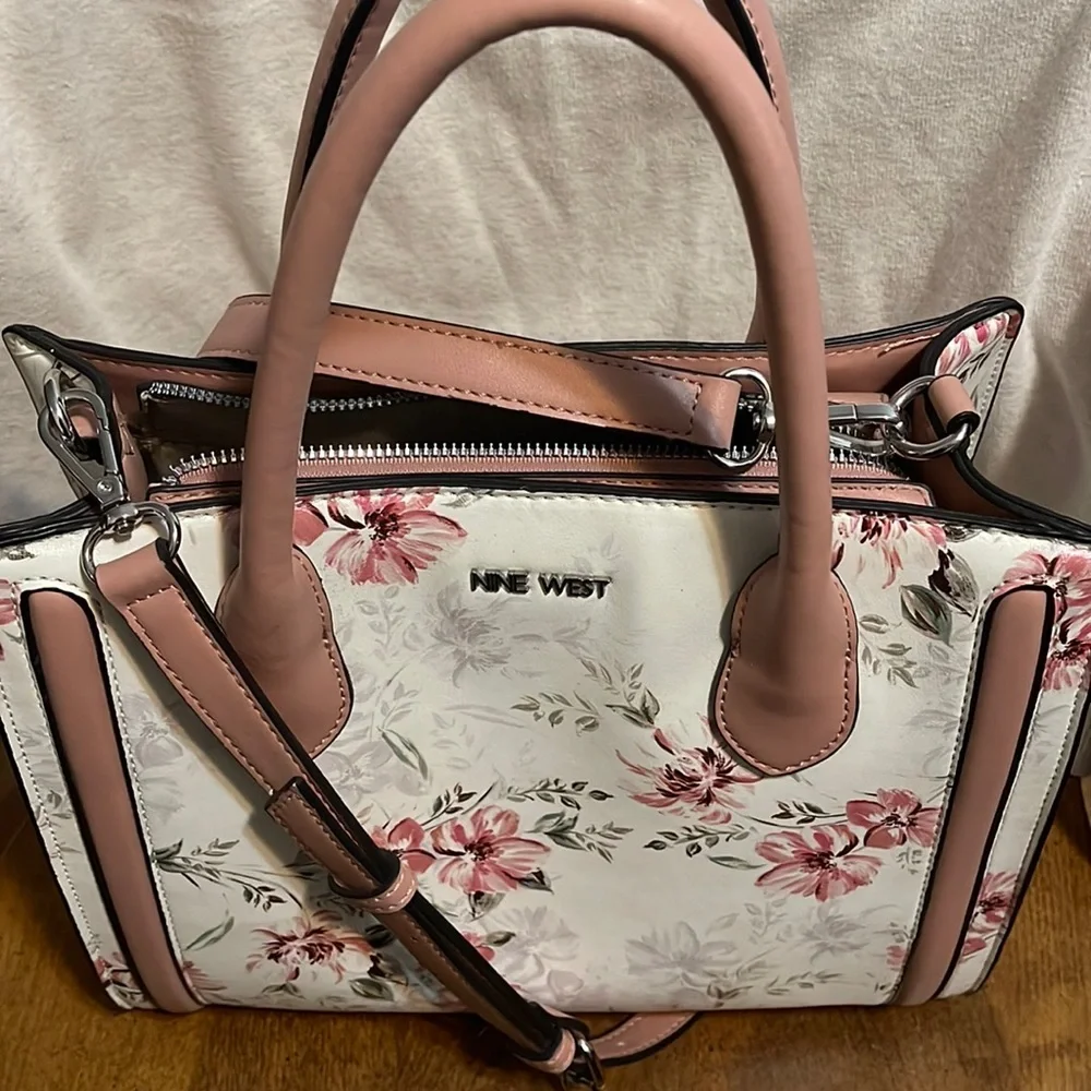 Nine West - Picture 2 of 7